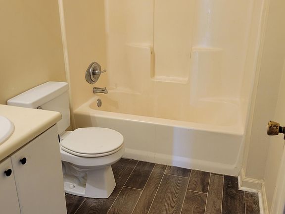 3rd image of 100 Kellogg Dr #100