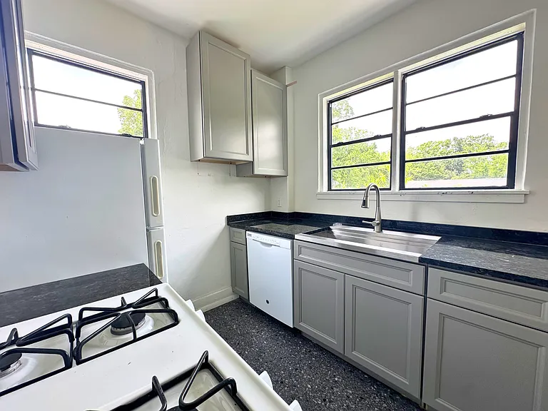 122 Demouy Ave #1/2 — Photo 2