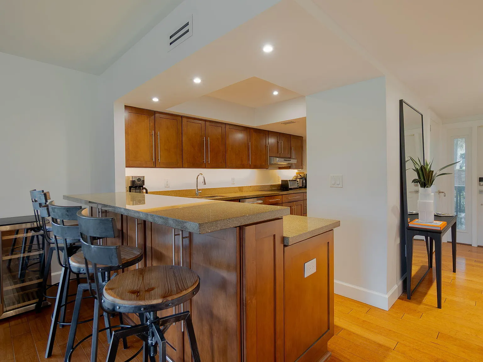3 bed, 3.0 bath, 1776 sqft, $12,000 — Photo 2
