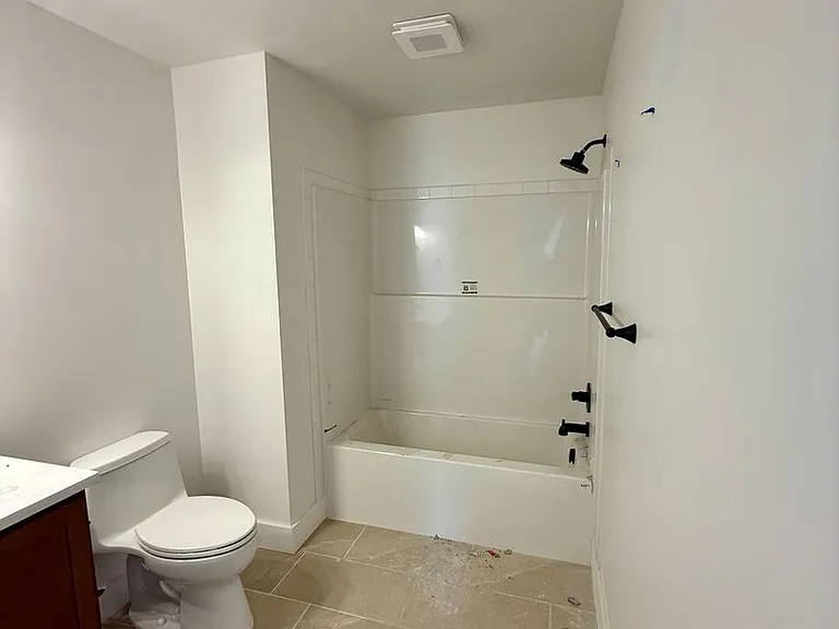 2033 W Broad St — Photo 8