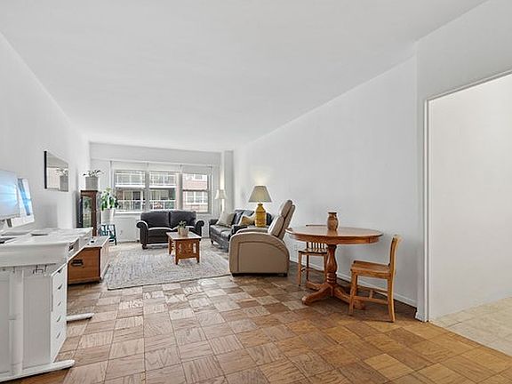 2nd image of 370 E 76th St APT B1004