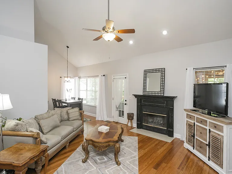 1004 Elmshade Ln — Photo 6