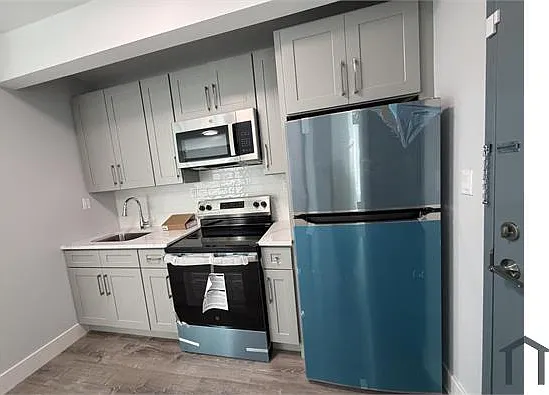 472 Herzl St #2R — Photo 7