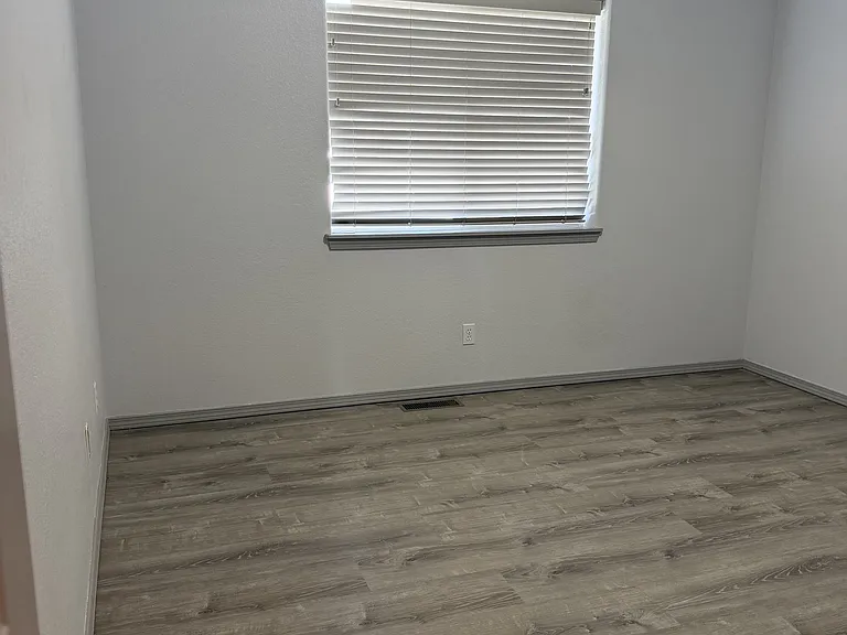 2112 Mead Ln — Photo 6