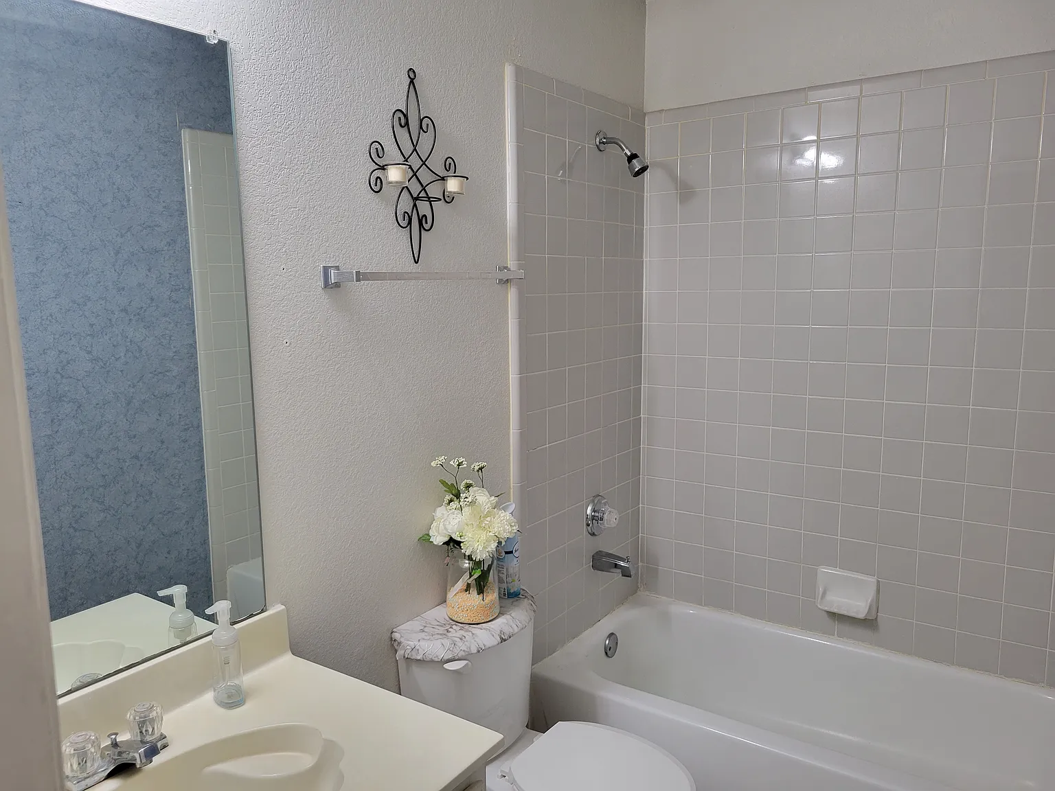 3 bed, 1890 sqft, $2,195 — Photo 3