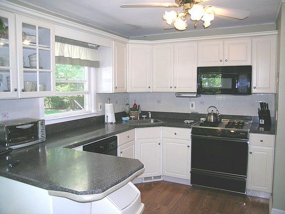 Lots of counter top space for cooking