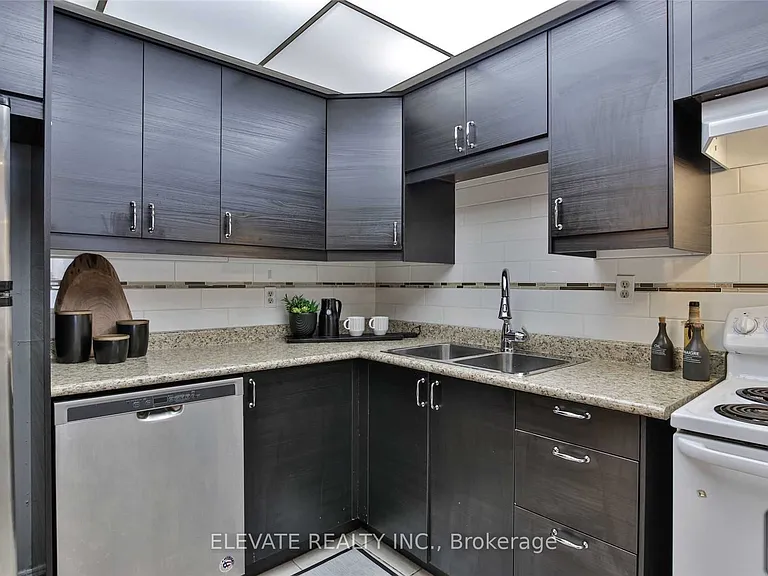 2131 Dufferin St — Photo 4