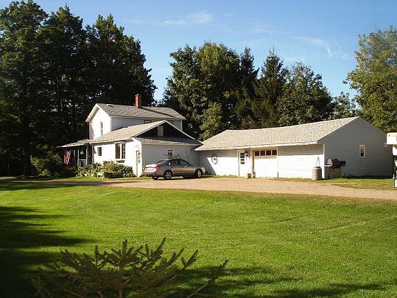 side driveway view with garage