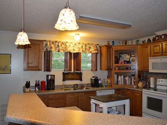 Kitchen w/ wrap around bar 