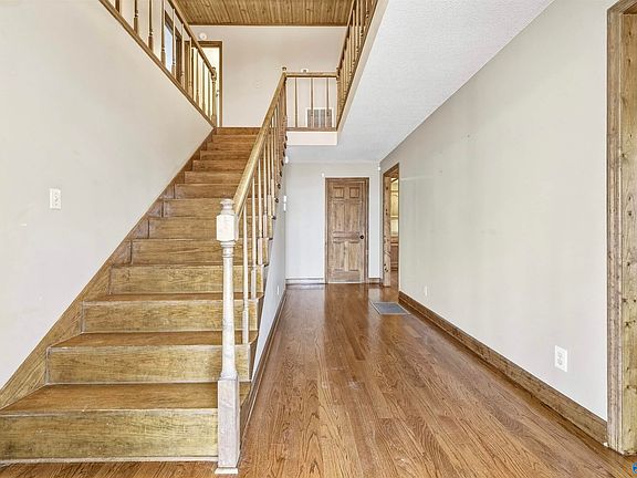 5th image of 374 Shagbark Trl