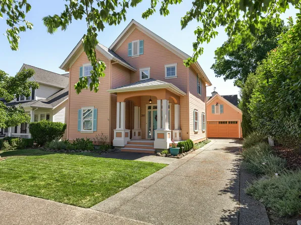 300 Jackson Creek Dr, Jacksonville, OR 97530