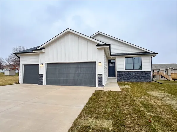 6020 Martin Dr, Pleasant Hill, IA 50327