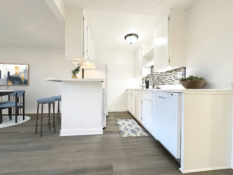 Loma Vista Apartments — Photo 26