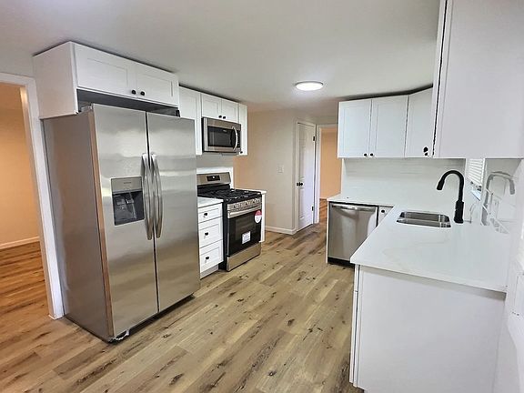 3rd image of 1004 Blackhawk Dr