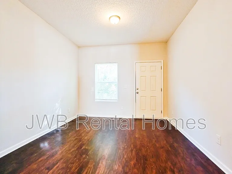 691 Herman St — Photo 4
