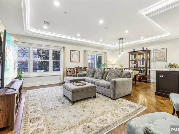 21 Marquis Ct, Edgewater, NJ 07020