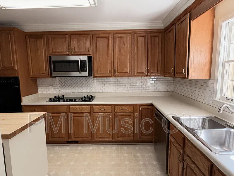 3 bed, 2.0 bath, 1802 sqft, $2,495 — Photo 4