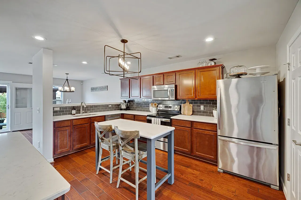 5 bed, 3140 sqft, $3,300 — Photo 4