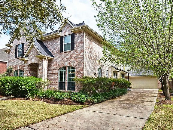Beautiful landscaping, gutters, spinkler and alarm systems.