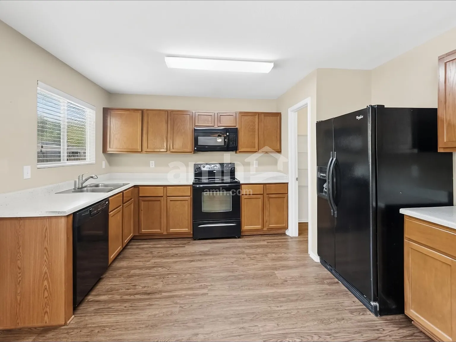 3 bed, 2.5 bath, 2430 sqft, $1,695 — Photo 3