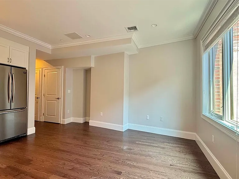 371 Main St #8 — Photo 3