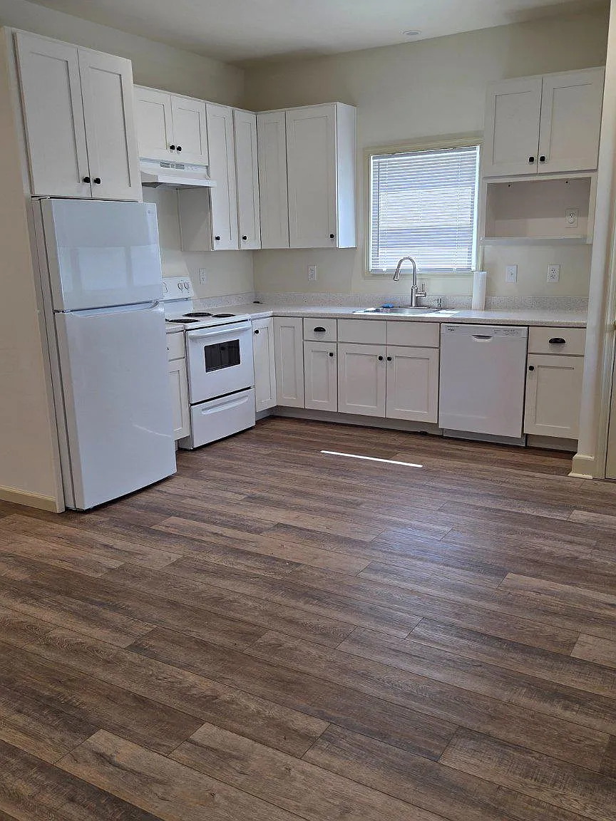 3 bed, 1.5 bath, 1728 sqft, $2,250 — Photo 2