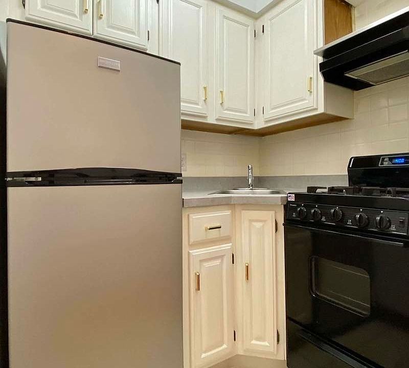 1st image of 104 W 71st St #2