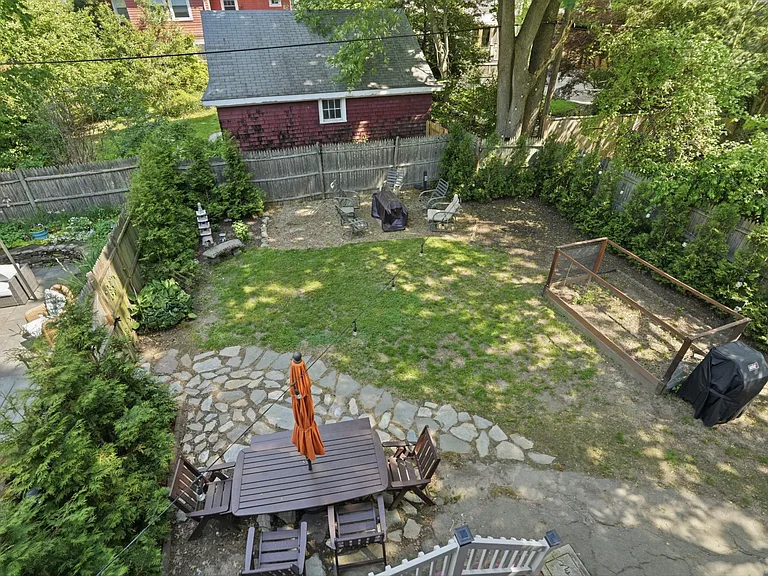 28 Alumni Ave — Photo 33