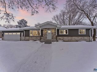 705 W Hemlock St, Beresford, SD 57004