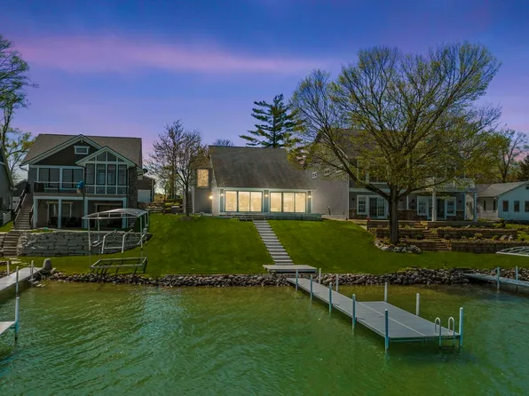6226 W South Lake Gage Dr, Angola, IN 46703
