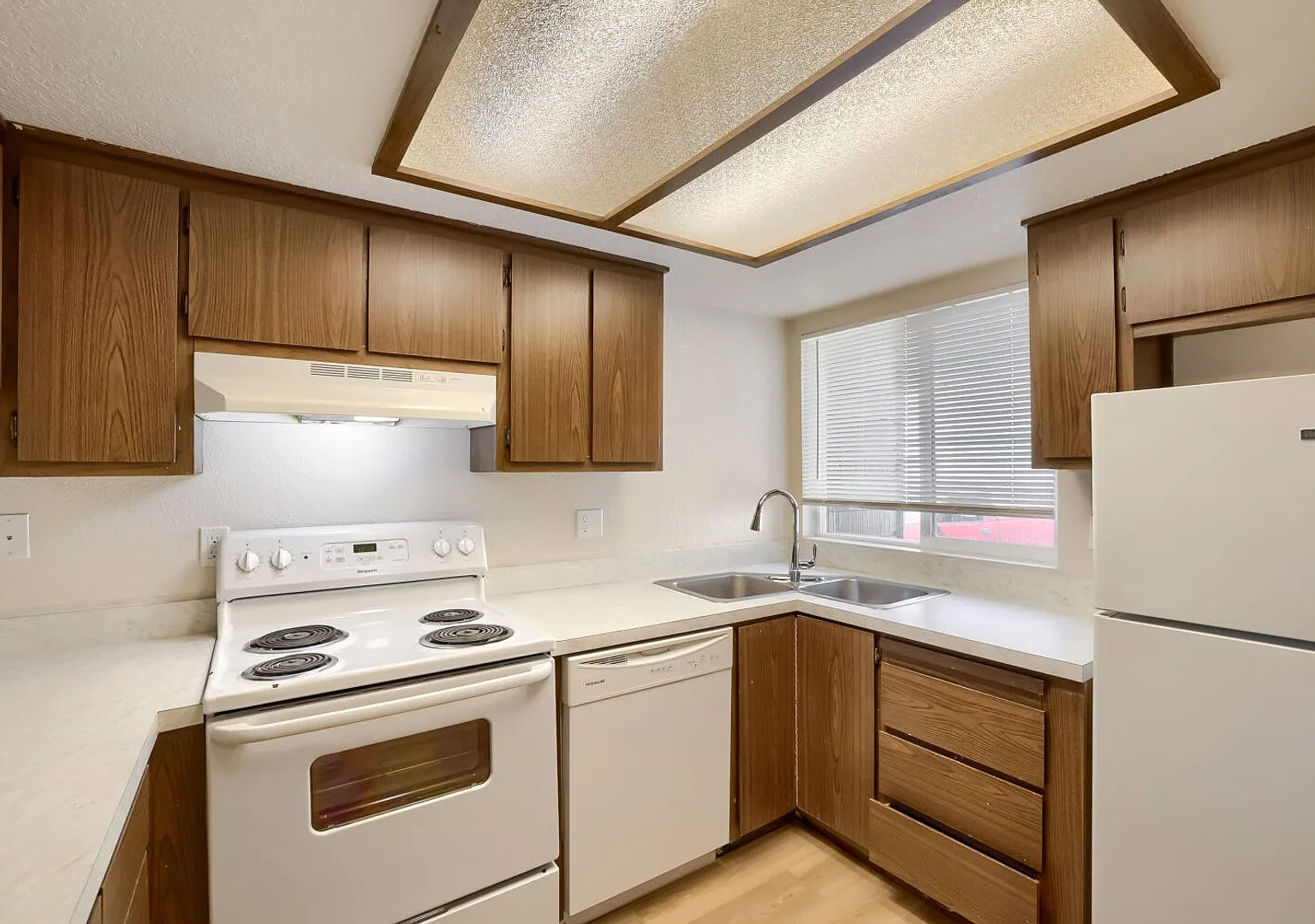 Townhome Style 2bed/1.5bath Unit in Everett! — Photo 1