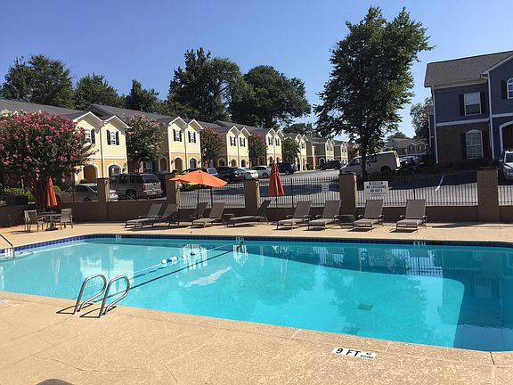 SWIMMING/TENNIS COMMUNITY - COMMUNITY POOL