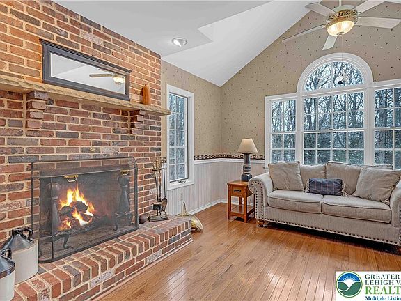 5th image of 210 Evergreen Ct