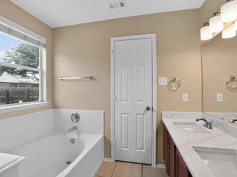 111 Mossy Rock Cv — Photo 11