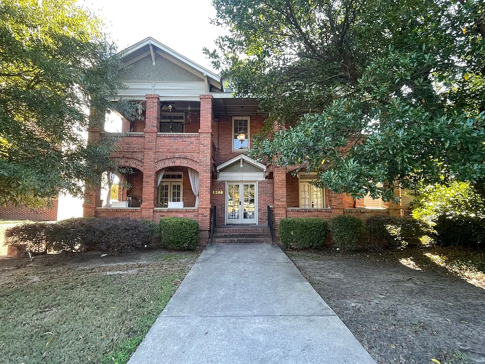 1268 College St #3