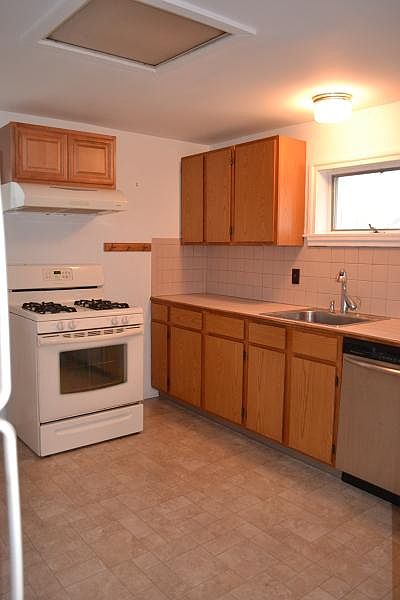EIK with dishwasher, fridge & lots of counter space