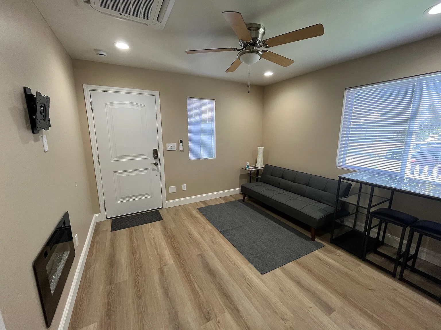 324 Nassau Ln — Photo 2