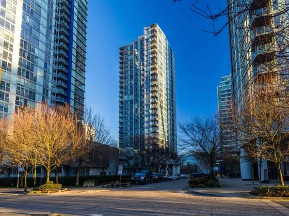 131 Regiment Sq #907, Vancouver, BC V6B 1X6