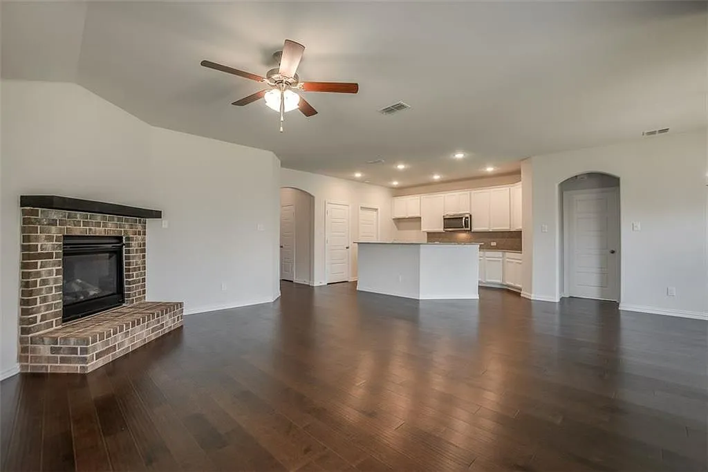 3 bed, 1711 sqft, $2,299 — Photo 3