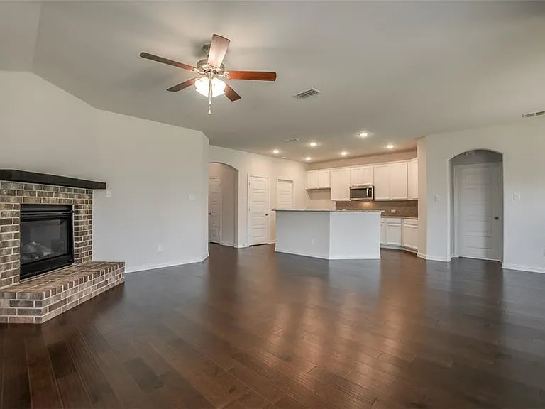 1829 Meadow Trail Ln — Photo 3