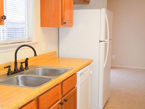 5th image of 1301 Royal Crest Dr