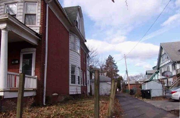 2nd image of 1726 Sycamore St