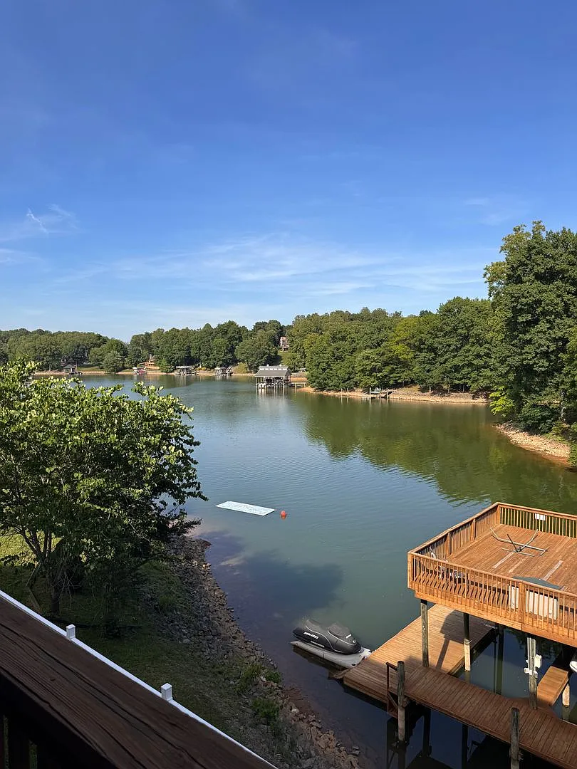 3 Bedroom || 3.5 Bathroom - Lakefront Townhome — Photo 2