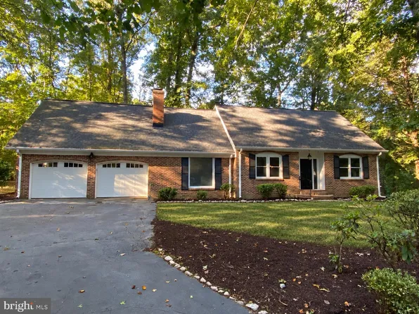 8021 Whitting Dr, Manassas, VA 20112