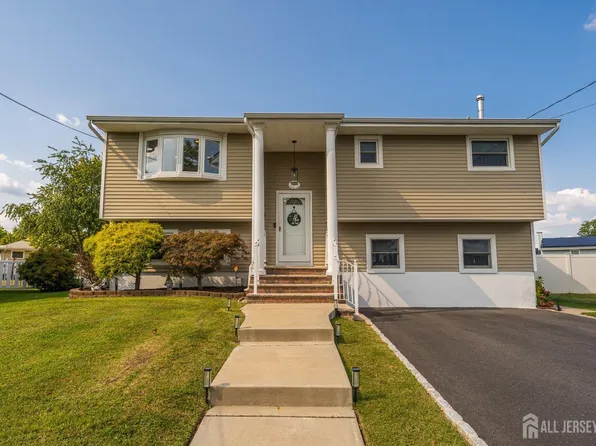 29 Bayberry Ct, Port Reading, NJ 07064