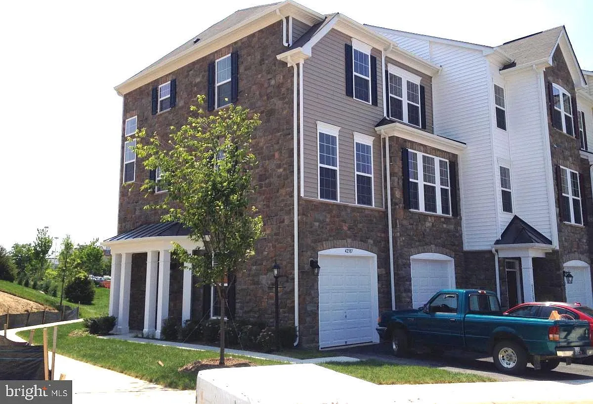 3 bed, 3.5 bath, 2884 sqft, $3,750 — Photo 1
