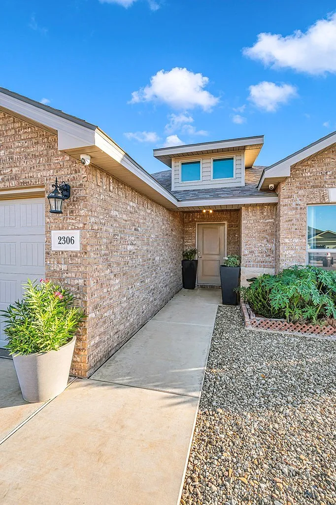 3 bed, 2.0 bath, 1656 sqft, $3,200 — Photo 4