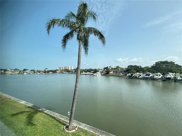 5935 30th Ave S APT 204, Gulfport, FL 33707