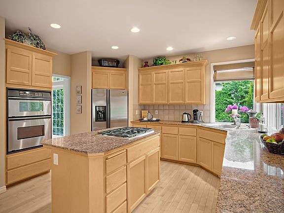 2nd image of 19333 NE 42nd Ct