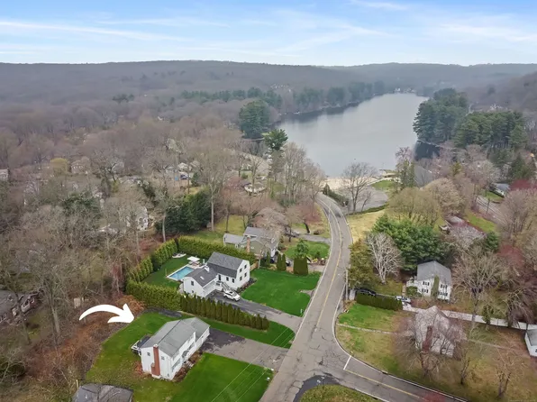 98 West Lake Road, Trumbull, CT 06611